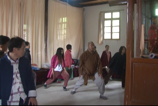 延理法师带领大家做“八段锦”